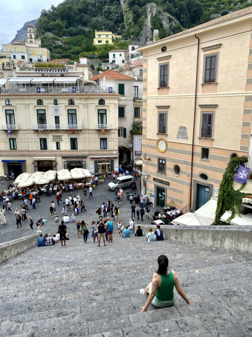 <b>HØYT HEVET OVER ALLMUEN:</b> De som ikke har stål i ben og kneledd, kan klatre opp trappen til Amalfis katedral og få ypperlig utsikt over piazzaen.
