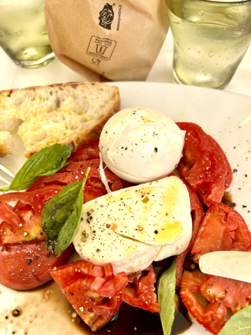 <b>CAPRESE:</b> Mozzarella, tomat og basilikum utgjør fargene i det italienske flagget. Enkelt og genialt.