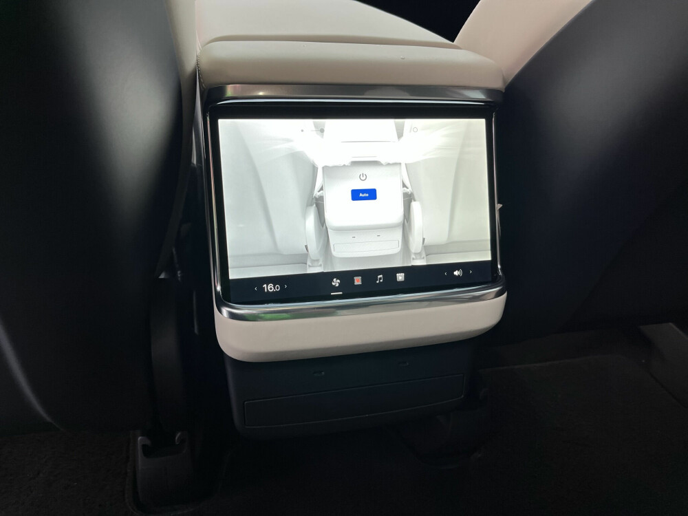 <b>KOMFORT I BAKSETET:</b> Med berøringsskjermen på enden av senterkonsollen kan passasjerene i midtre seterad blant annet styre temperatur, viftehastighet og lyd.   