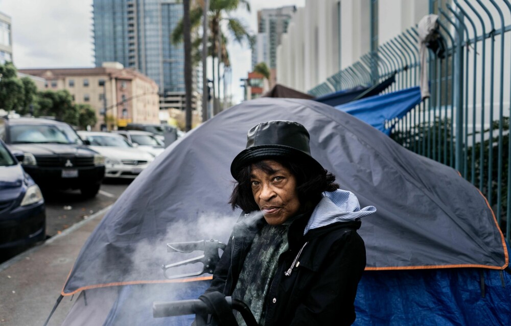 <b>RAMMER PÅ GATEN:</b> Hjemløse søker til San Diego som ligger like ved grensen til Mexico. Over denne grensen kommer det meste av fentanylen som har ført USA inn i en ny opioid-krise. Denne kvinnen har forlatt hjemmet sitt i Midtvesten og røyker stoffet foran teltet der hun bor på gaten.