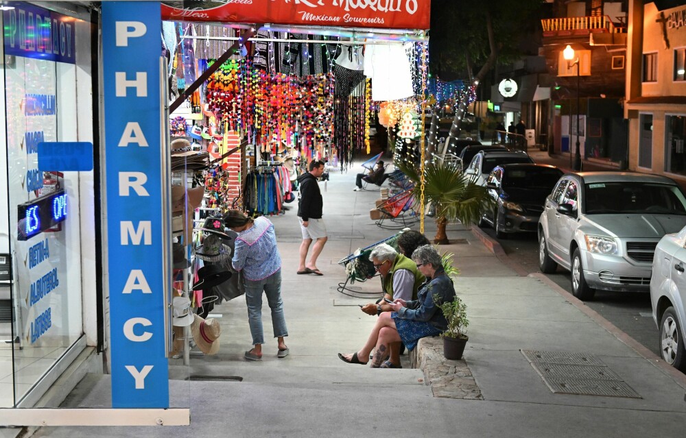 <b>PIRATPRODUKSJON:</b> Feriebyen Cabo San Lucas i Mexico er en av mange byer der fentanyl-inneholdende forfalskninger av reseptbelagte smertestillende tabletter selges over disk. Amerikanere i alle samfunnsklasser kommer for å kjøpe.