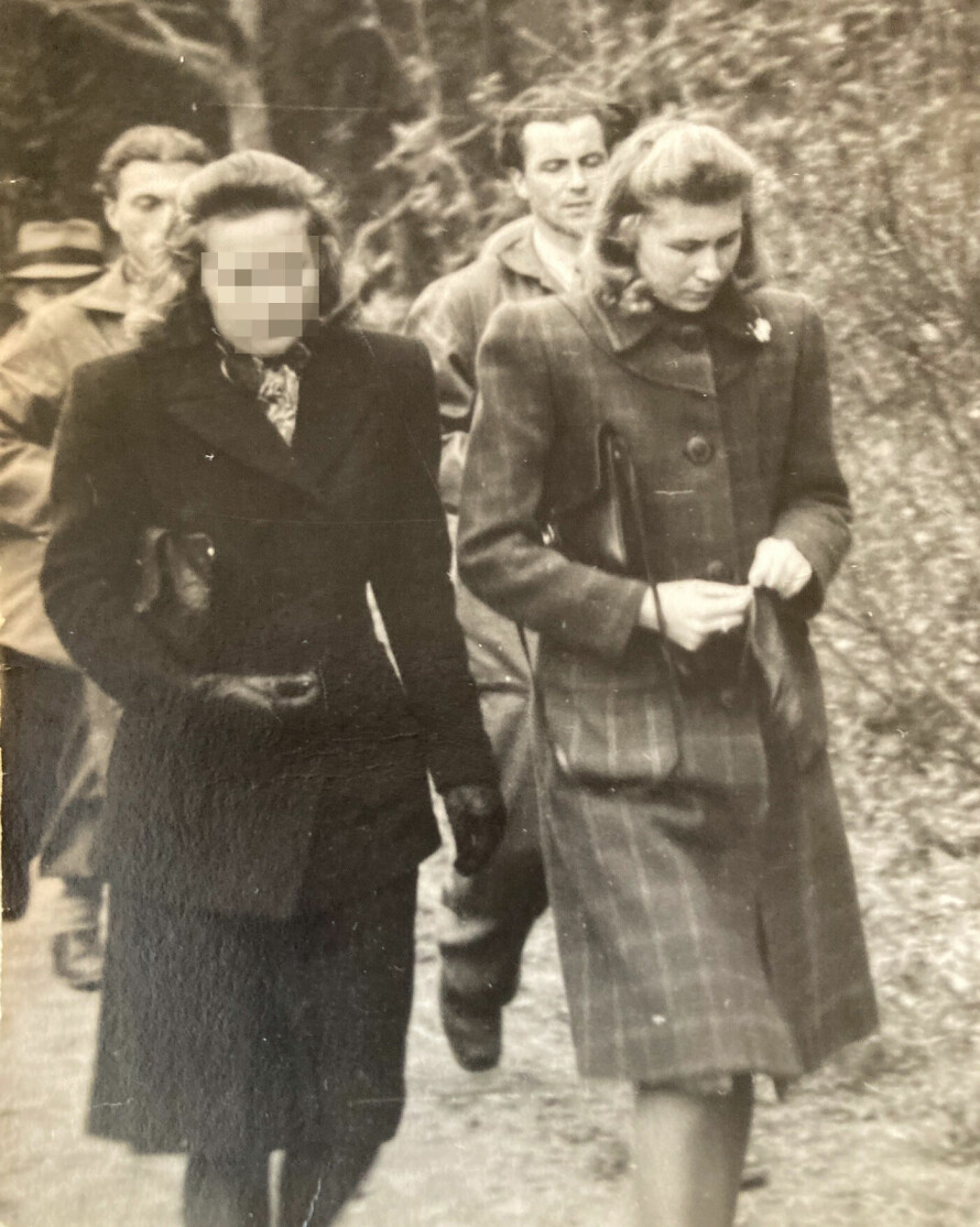 SENDT TIL INTERNERING: Krigen er slutt, og her blir to av Fredrikstads «tyskerjenter» hentet av Hjemmefronten. De ble senere sendt til interneringsleir. Sveins mamma Anne Skahjem til høyre.