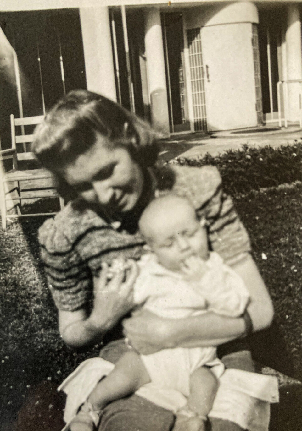 I VILLA STENERSEN: Svein ble født i all hemmelighet og måtte bo på tyskernes spedbarnshjem i Villa Stenersen de første månedene. Her på mamma Annes fang.