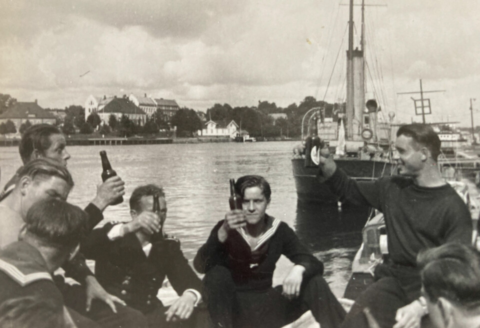 TYSKE SOLDATER: Sveins far sammen med andre tyske marinesoldater som var utkommandert til Fredrikstad under krigen. Gerhard sitter i midten på bildet.