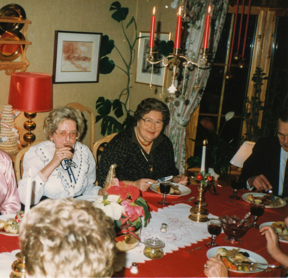 <b>SPESIELT VENNSKAP:</b> Gerhards tyske kone Margot (til venstre) kom ofte på besøk til sin bonusfamilie i Norge. Sveins mor Anne <br/>ble god venn med ekskjærestens kone.