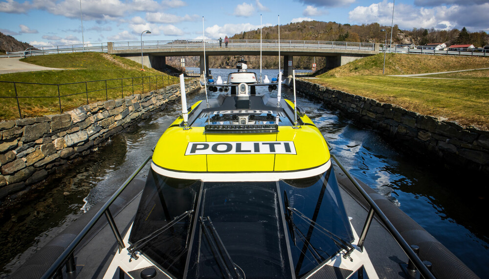 TAR PLASS: Med Spangereidkanalen kan man unngå passasjen på utsiden av Lindesnes. Der ruver den nye politibåten i landskapet.