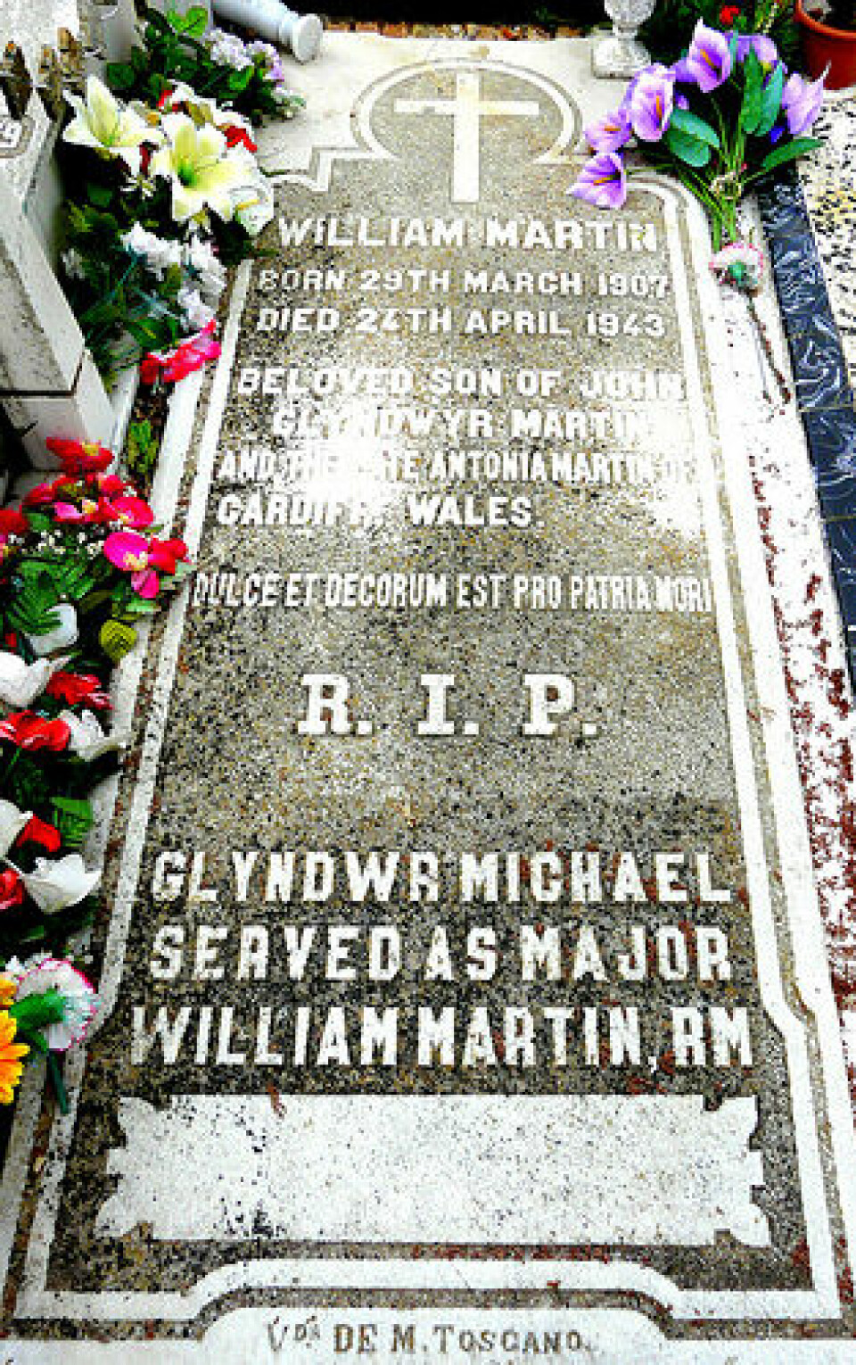 LANGT FRA WALES: Den falske offiseren ble gravlagt i Huelva i Spania i 1943. I 1998, da uteliggerens ekte identitet endelig ble avslørt av en amatørhistoriker, fikk gravskriften en tilføyelse.