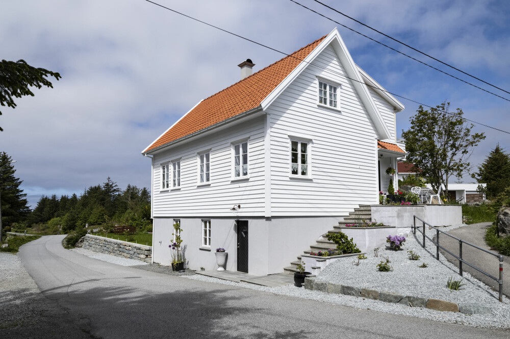 ETTER: Huset ble flyttet fra ukjent plass til Myrborg rundt 1850. – Vi har arvet huset etter mine besteforeldre, sier Liv Jorunn.