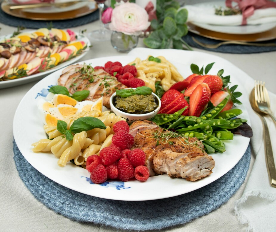 <b>PASTASALAT:</b> Tips! Ha salat på et nor­ges­glass eller en mat­boks, og ta med deg sala­ten ut i sol­skin­net!