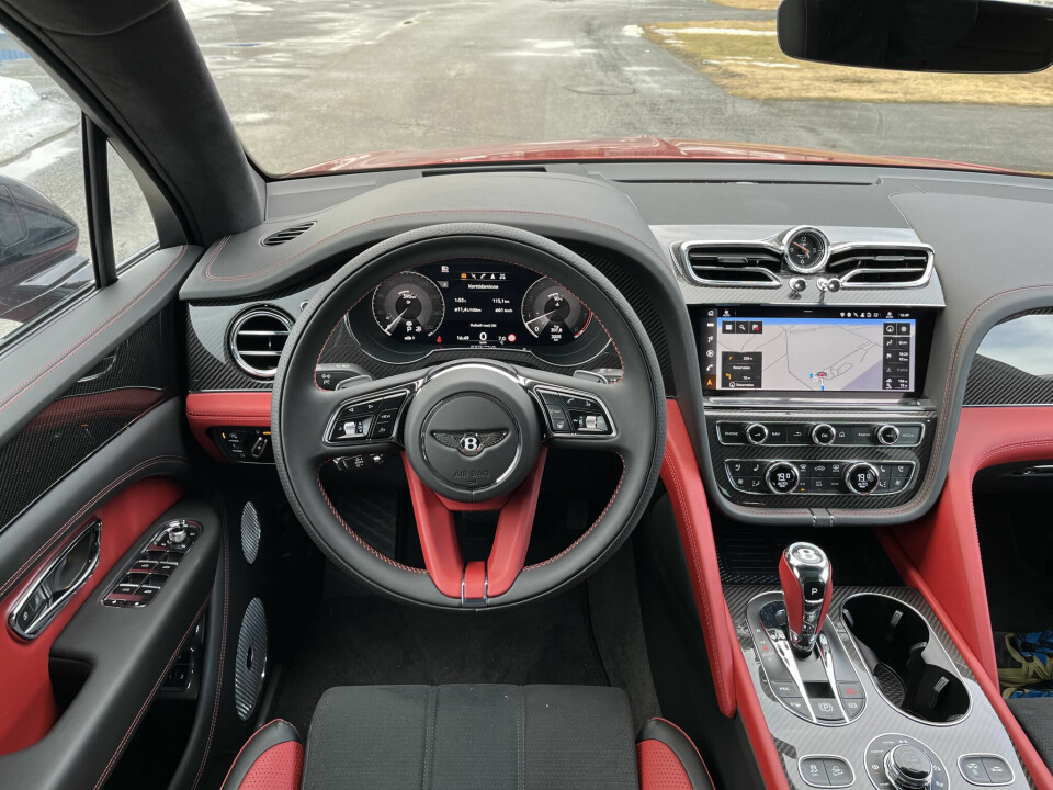 KONTRAST: Alcantara i to toner. Det som ser ut som karbon er ekte karbon.