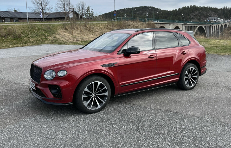 KRAFTFULL: Fireliters V8-motor med twinturbo i kombinasjon med en åttetrinns automatkassa fra ZF sørger for at Bentley Bentayga S har overflod av krefter.