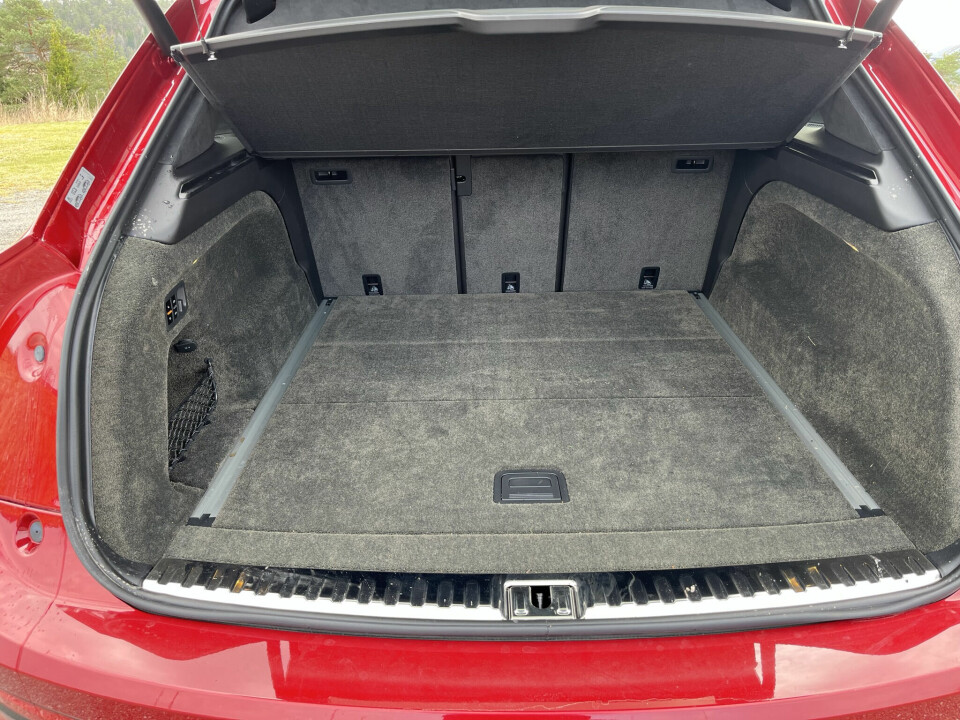 LAST: Bagasjerommet på 484 liter er ikke enormt - bilens størrelse tatt i betraktning. Bentayga S kan imidlertid leveres med hengerfeste.