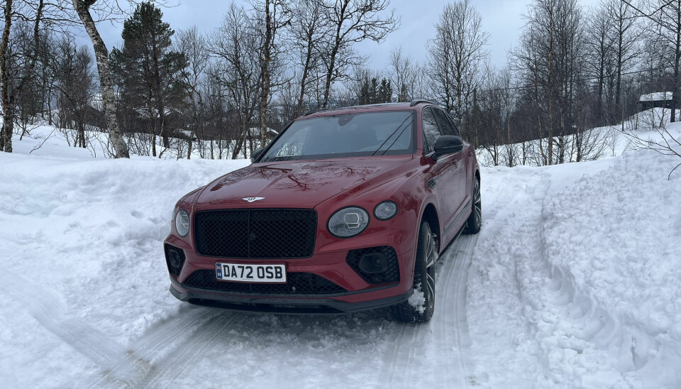 FIREHJULSTREKK: Bentayga S har permanent firehjulstrekk med 40:60-oppsett. Den kan også leveres med en all terrain-pakke som blant annet omfatter et eget snømodus.
