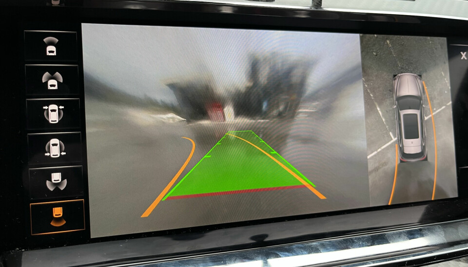 FOLKELIG: Også ryggekameraet på luksusbiler blir møkkete i dårlig vær.