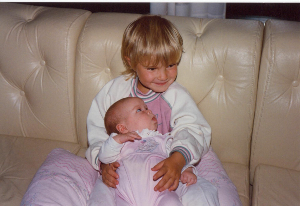 STOR STAS: Siri som stolt storesøster til lille Silje.