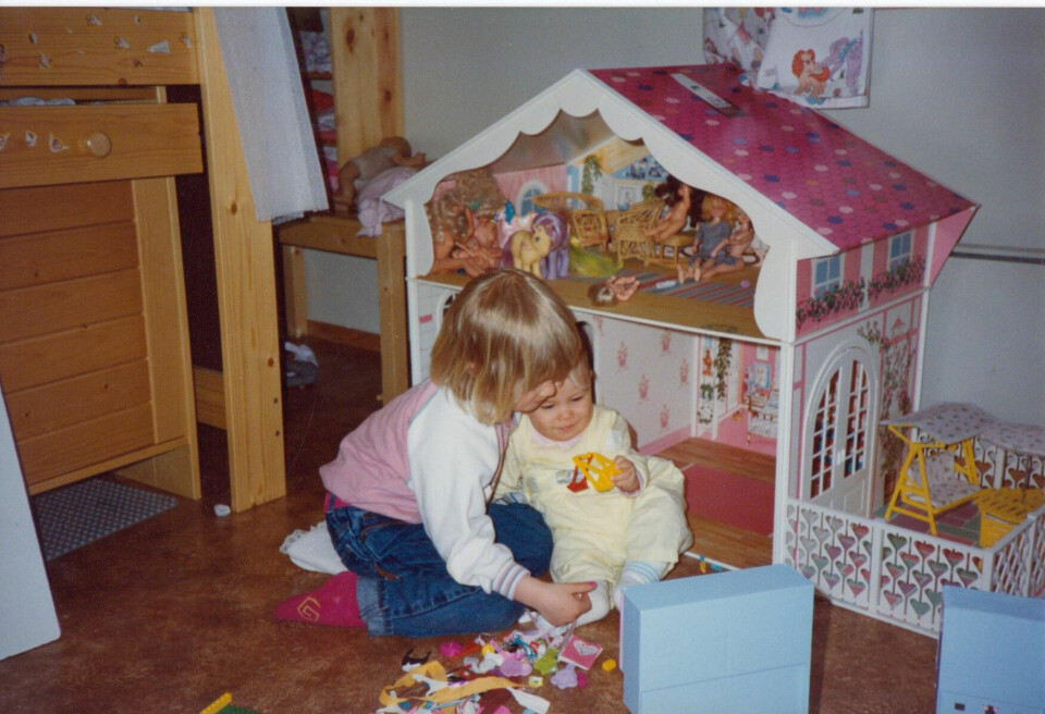 LEKESTUND: Det er mange gode minner fra oppveksten. Her viser Siri fram lekene sine.