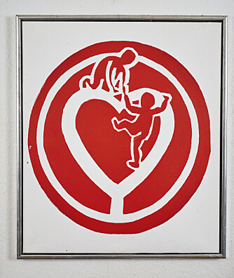 <b>KJÆRLIGHETSGAVE: </b>Mikael har malt dette bildet til Karina. Det er den danske Hjerteforeningens logo med to mennesker, Karina og Elias.