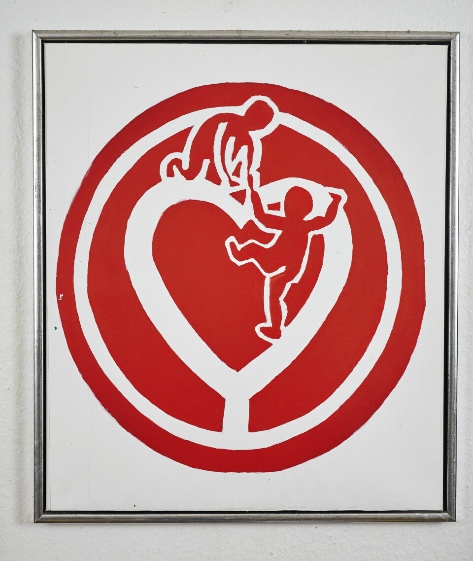 KJÆRLIGHETSGAVE: Mikael har malt dette bildet til Karina. Det er den danske Hjerteforeningens logo med to mennesker, Karina og Elias.