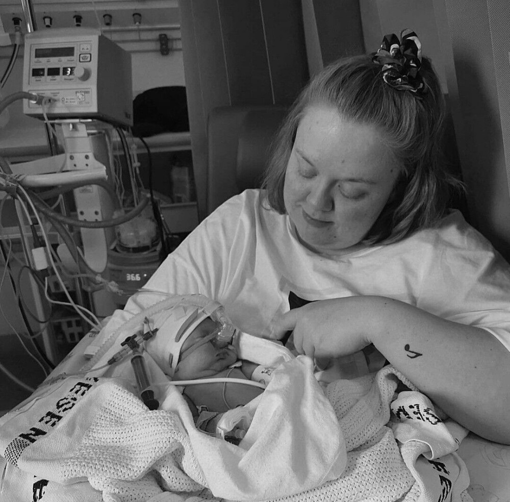 <b>TØFF START:</b> Therese kom til verden i svangerskapsuke 29, og bare fem dager gammel får hun påvist en alvorlig hjertefeil. Her med mamma Hanne på sykehuset.
