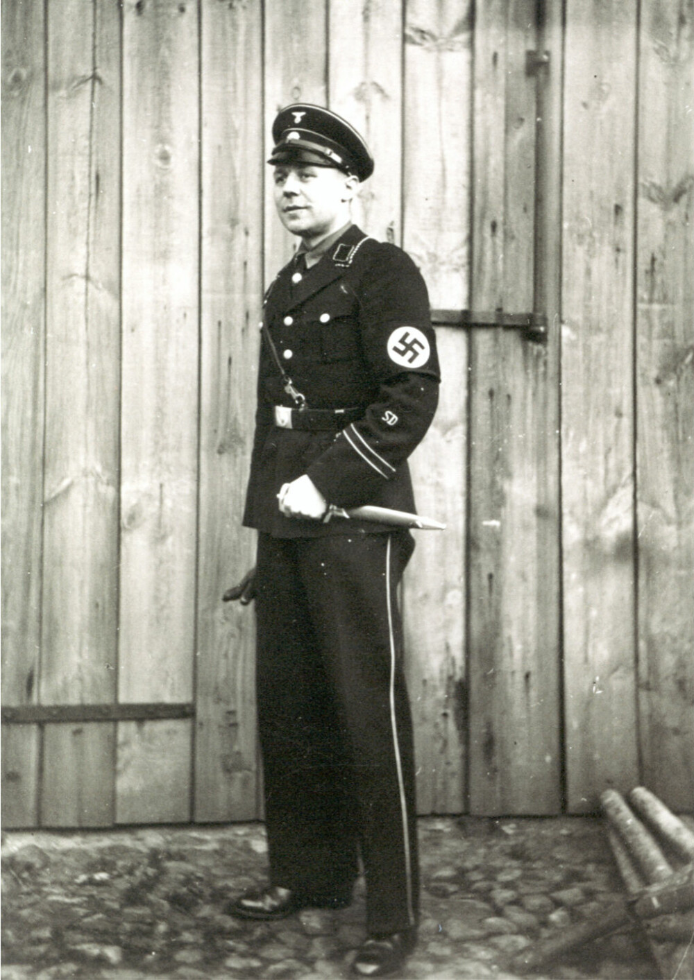 <b>GA ETTER:</b> Gerhard Flesch i full uniform, med æresdolk i beltet. Han oppfylte Rinnans drøm om å få SS-uniform. Jernkorset fikset han også til Rinnan.