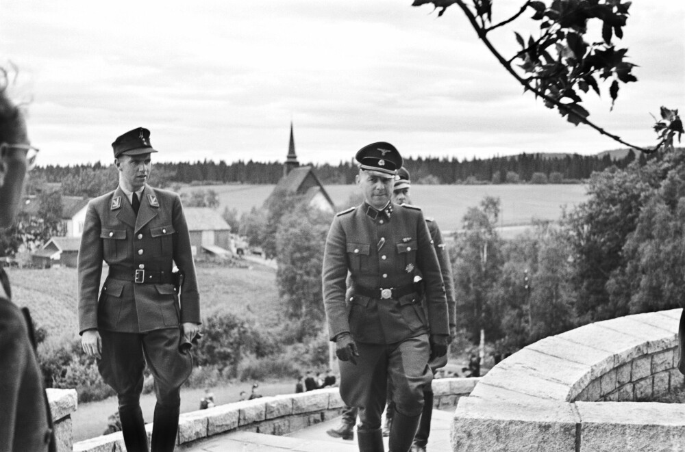 <b>FORT HUSVARM:</b> Gerhard Flesch (t.h.) og fylkesfører og senere hirdsjef Henrik Rogstad på landsmøte hos Nasjonal Samling på Stiklestad i juli 1944.