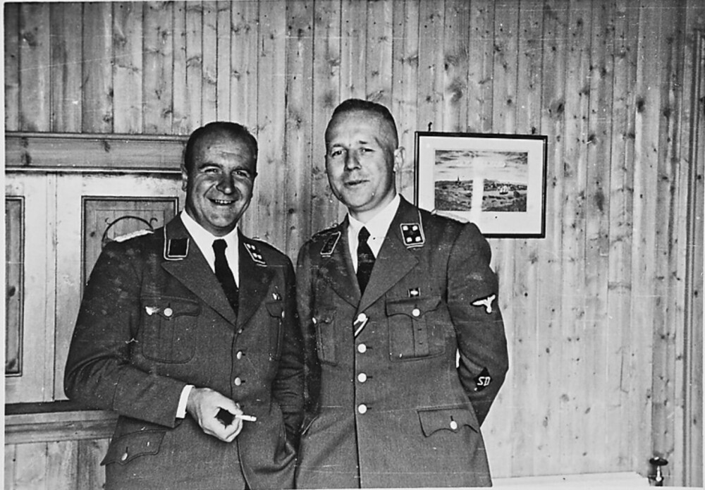 <b>SD-KOLLEGAER:</b> Gerhard Flesch (til h.) sammen med SD-mannen Hans Keller i Trondheim 1942. SD sto for Sicherheitsdienst, og var en del av nazi-maktapparatet.