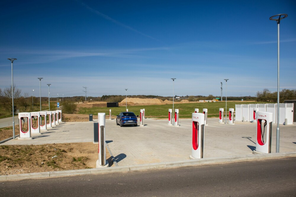 <b>LADEPARADIS:</b> Tesla har åpnet mange og store ladestasjoner for andre elbilmodeller med CCS-plugg. I Kliplev i Sør-Danmark er det 24 ladeplasser og ganske fredelig da vi stoppet for å lade. 