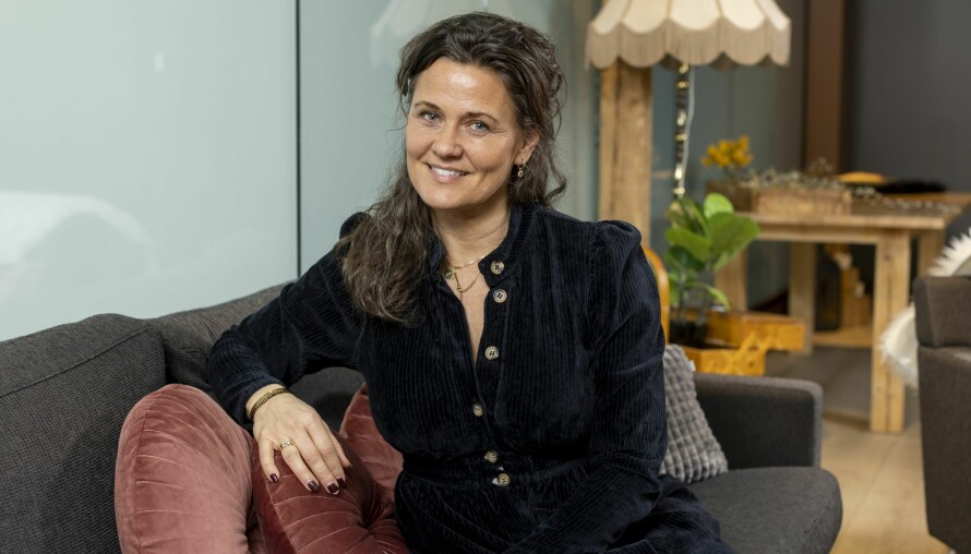 ÅPNER DØRENE: Aina Tufte viser en ektefølt omsorg for menneskene hun omgir seg med. For to år siden startet hun opp prosjektet Forebygging mot ensomhet i samarbeid med Inn på tunet Norge SA. Nå står prosjektet i fare for nedleggelse.