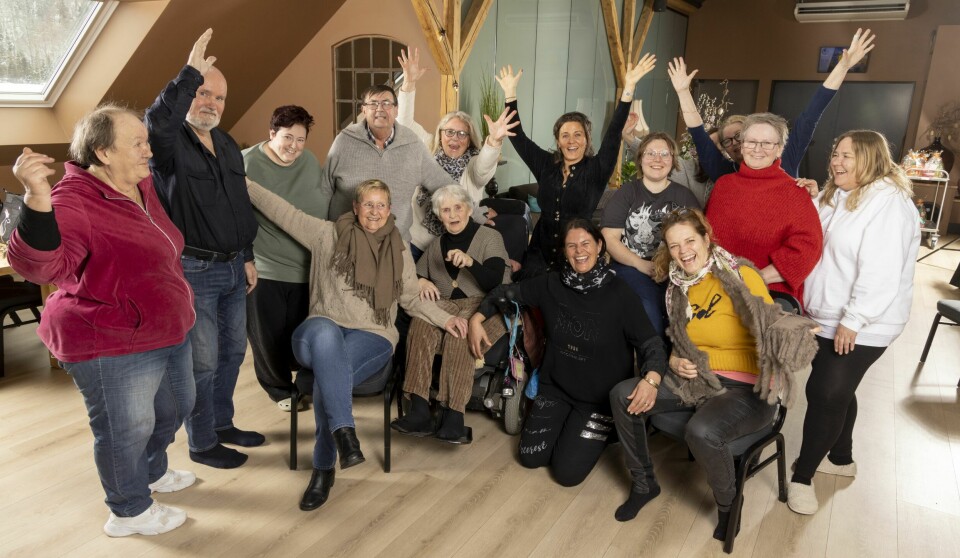 SPRUDLENDE GJENG: I dag møtes hele 20 mennesker som på en eller annen måte har kjent på ensomhet og utenforskap i samfunnet. På Tufte gård har de gjenvunnet troen på seg selv og livet. Bak fra venstre: Kari Magnussen, Øyvind Amundsen, Lise Cecilie Maritsdatter, Ole Petter Hansen, Mona von Krogh, Aina Tufte, Kim Kristine Andersen, Marit Støa (i rød genser), Siv Johansen. Helt bak Marit i rød genser står Janne Target og aller bakerst Vera Gantenbein. Foran fra venstre: Marianne Nygård, Lisbet Sendstad, Annette Hegg og Marianne Engebakken.