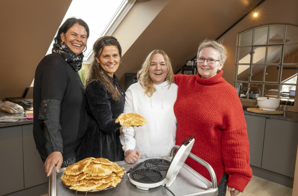 NY HVERDAG: Under de ukentlige møtene på Tufte gård har Marit og Siv (til høyre) fått seg venner for livet. De har begge gått fra å være ensomme og langt nede til å ha noe å glede seg til. De hygger seg gjerne med vafler, lunsj og gode samtaler etter litt gårdsarbeid. Her sammen med Aina og hennes trofaste medhjelper Annette (til venstre).