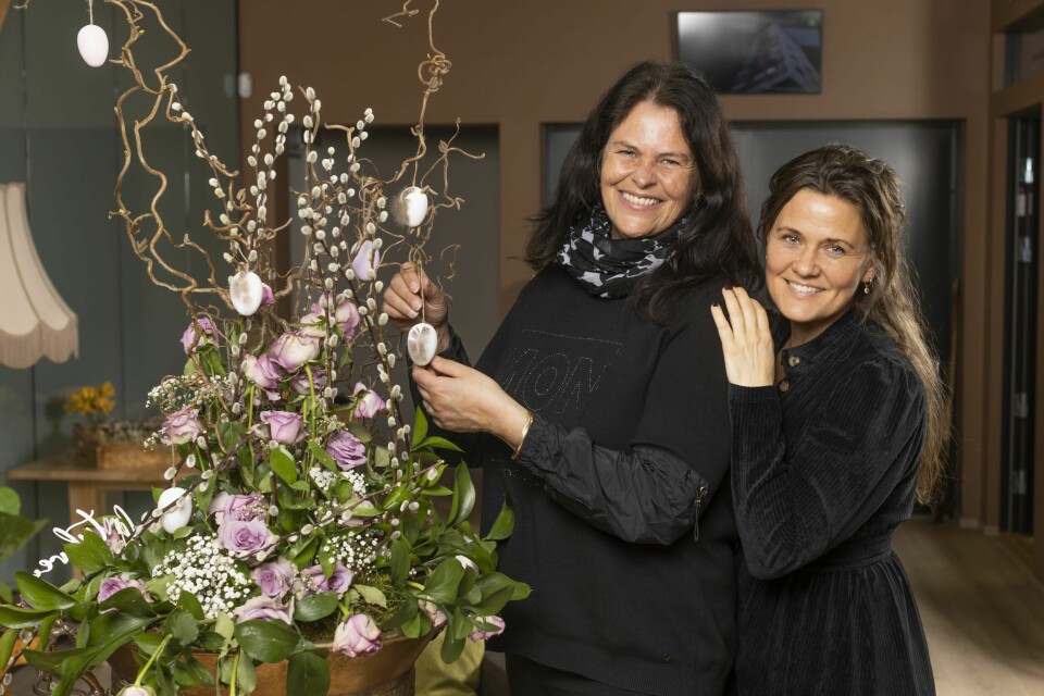 MEDHJELPER: Annette er fast ansatt på Tuftegården, og hun hjelper til når de arrangerer det forebyggende tiltaket mot ensomhet. Nå frykter de at tilbudet må legges ned som følge av manglende økonomisk støtte.