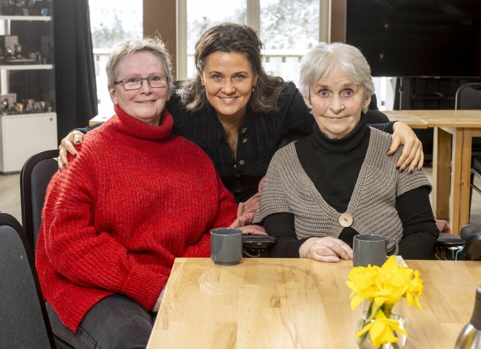 NYE VENNSKAP: Marit (til venstre) forteller at hun hadde mistet jobben og så mørkt på livet før hun ble en del av initiativet på Tufte gård. I dag jobber hun som frivillig og har fått seg gode venner som et resultat av det viktige, forebyggende tiltaket. Her sammen med Lisbeth (til høyre), som hun også tilbringer tid med utover torsdagsmøtet.