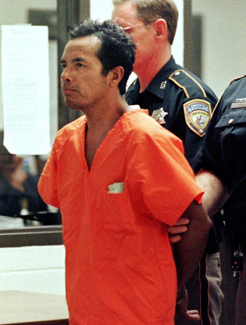 <b>OVERGA SEG:</b> Angel Resendiz føres inn i retten 14. juli 1999. Rekken av drap var slutt etter at Resendiz' kone bestemte seg for å hjelpe politiet.