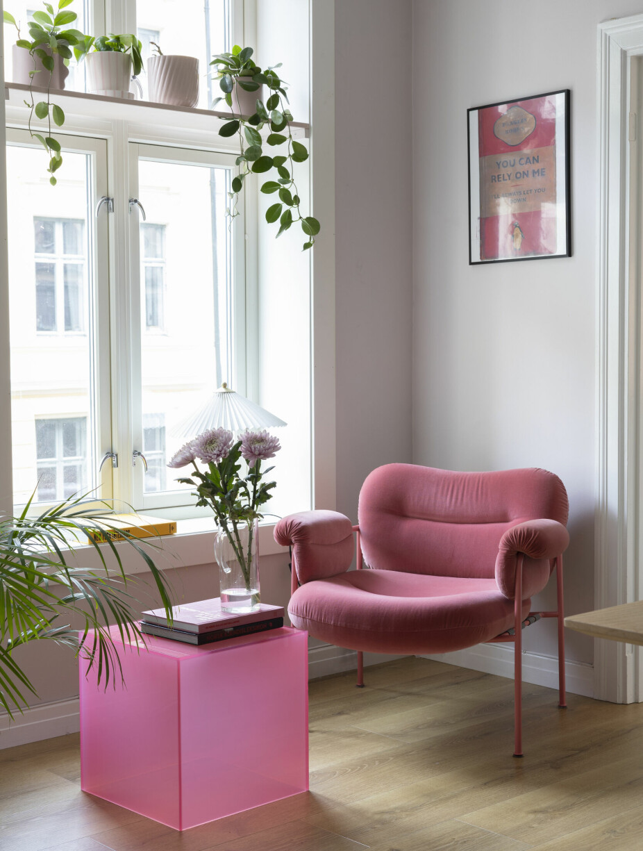 <b>DEN ROSA STOLEN:</b> Linnea ønsket seg et knallrosa element, og Bollo-stolen fra Fogia var en råsjans hun var veldig usikker på om kom til å passe. Nå er hun strålende fornøyd med at det ble akkurat den! Det lille, rosa bordet vet hun dessverre ikke hvor er fra, posteren på veggen er av Harland Miller.