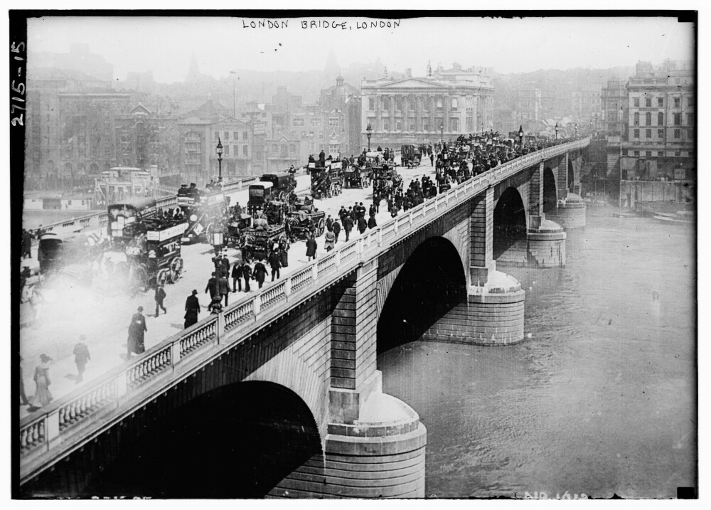 <b>SANK:</b> Vekten av den økende biltrafikken gjorde at London Brigde seg stadig dypere ned i Themsen. 