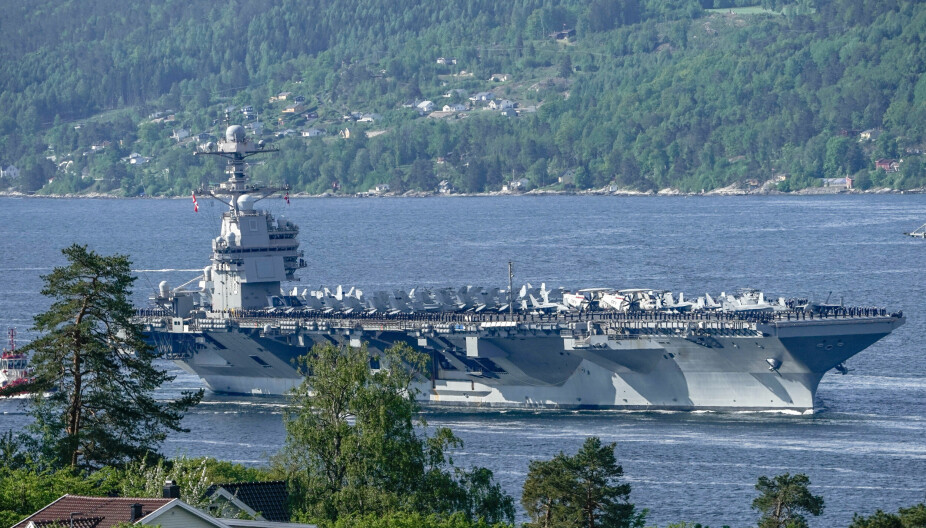 <b>I NORSK FARVANN</b>. Det amerikanske hangarskipet USS Gerald R. Ford på vei inn Oslofjorden, her ved Drøbak. Skipet er verdens største krigsskip og skal ligge i havn i Oslo i fire dager.