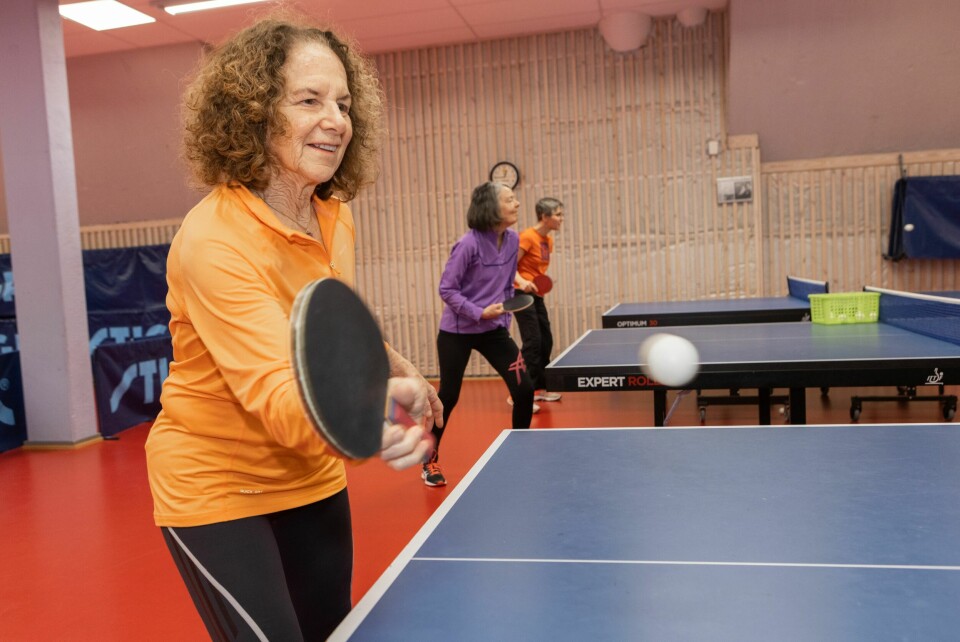BEDRING: Før de begynner treningen skjelver de, men se her: Etter litt oppvarming treffer de den bitte lille ballen!