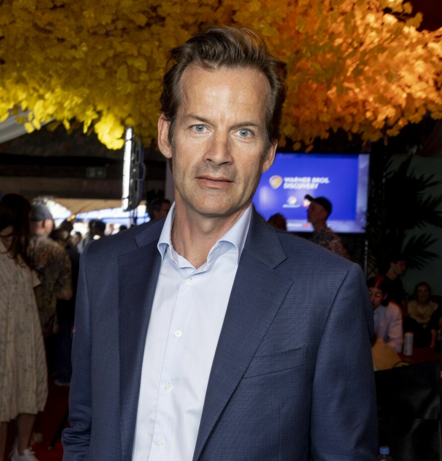 GØYAL ERFARING: Jon Almaas har vært en del av den populære TV-serien i 10 år. – Jeg har jo vært vanlig, klassisk programleder i mange år, så det å få utfordret skuespillerferdighetene er gøy, sier han.