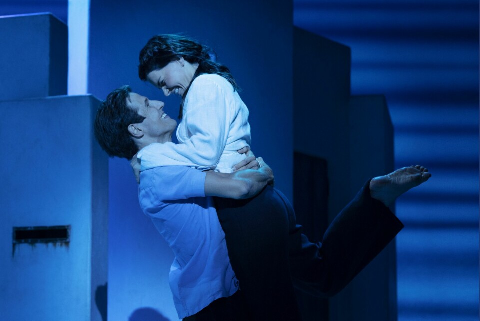 MAMMA MIA: Thomas spiller en av hovedrollene i Mamma Mia på Folketeatret i Oslo, forloveden Sky til Sophie – her spilt av Ulrikke Brandstorp.