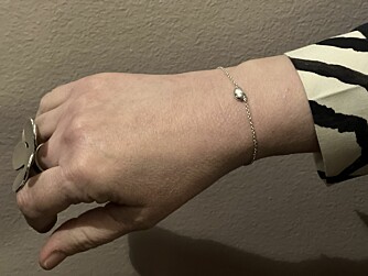 <b>TAKKEGAVE:</b> Av sønnen Thomas fikk Mette Brasel et armbånd med en liten klump midt på. Den symboliserer nyren hun ga ham.