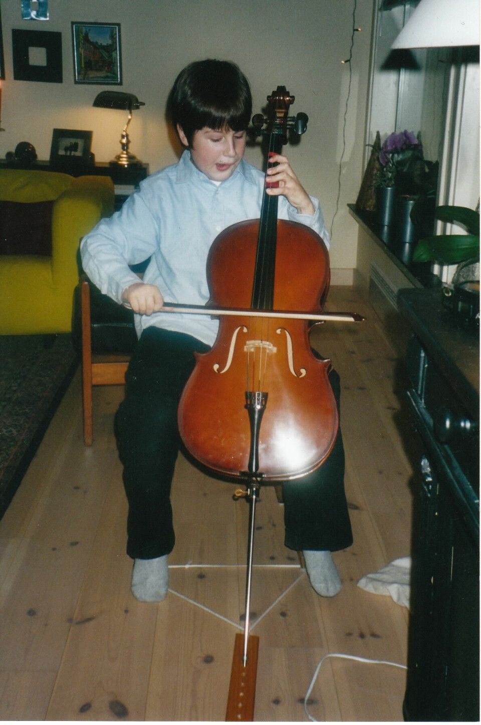 MUSIKALSK: I dag spiller Thomas mange instrumenter, men startet med cello som barn.