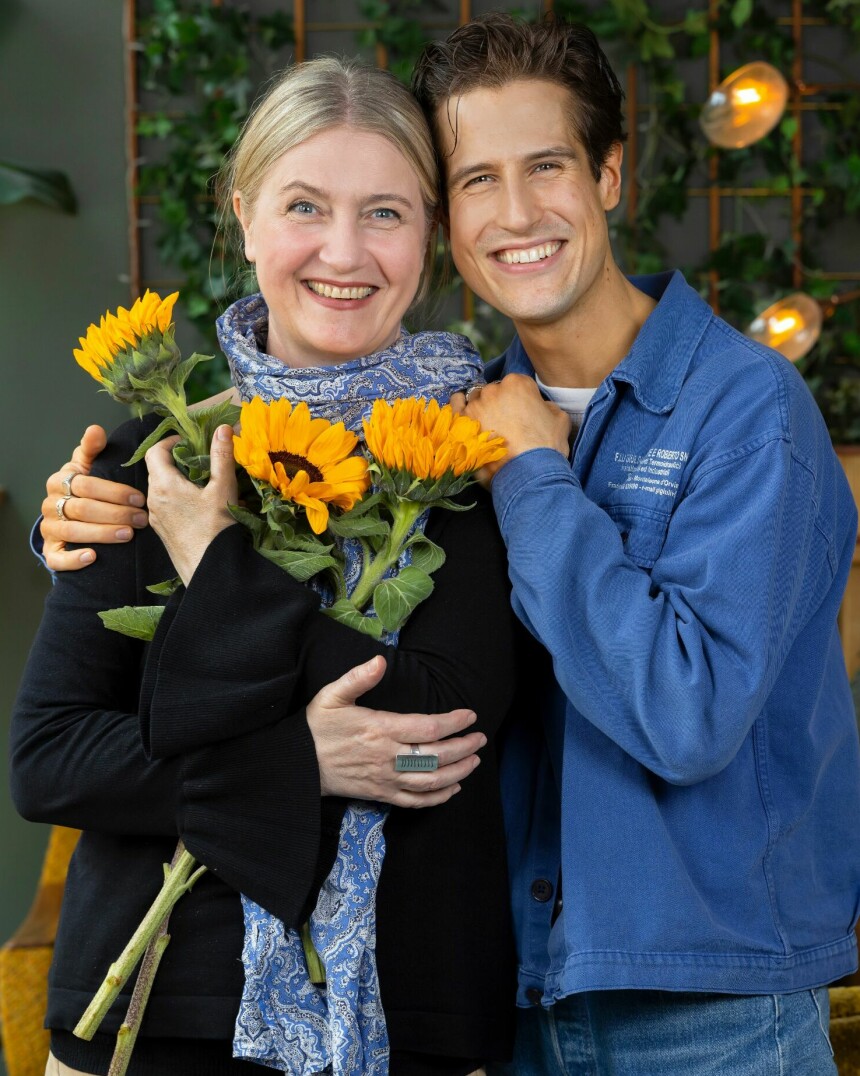 SOLSIKKER: Mor og sønn skinner enda sterkere enn de knallgule solsikkene Thomas ga henne.