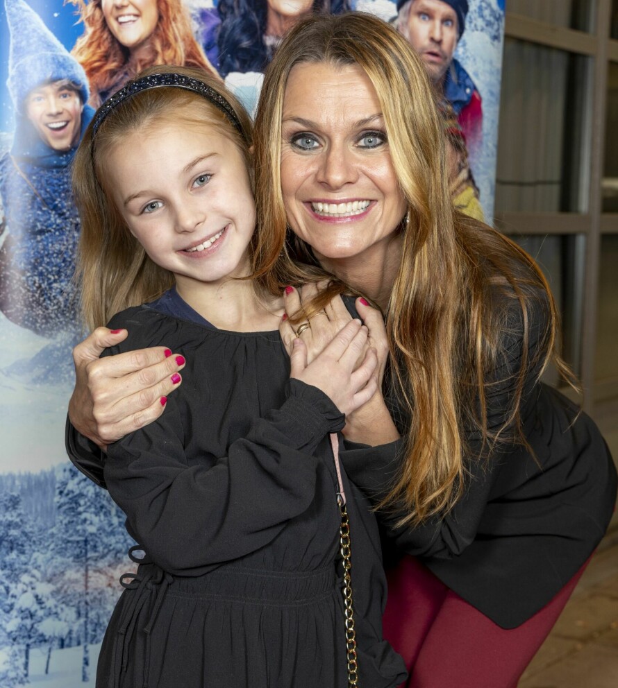 ATTPÅKLATT: I Katrines kommende TV 2-serie er det barneoppdragelse og foreldrerollen som er i fokus. Det er et tema programlederen er brennende opptatt av. Hun har oppdratt tre barn som er vokst opp i to forskjellige generasjoner. Her med yngstedatteren Sofia.