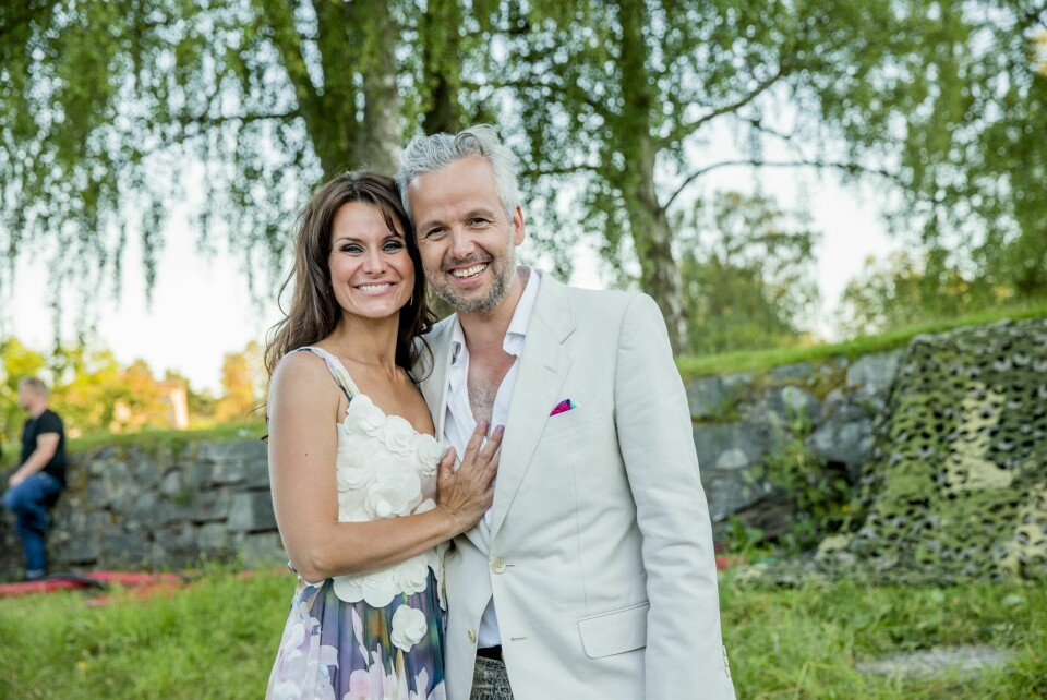 VENNER: Katrine Moholt forteller at hun har mistet mange venner som ikke fikk oppleve å fylle like mange år som henne. Programlederen var blant annet god venn med Ari Behn, som døde i 2019 – 47 år gammel. Her er duoen under «Allsang på grensen» i 2015.