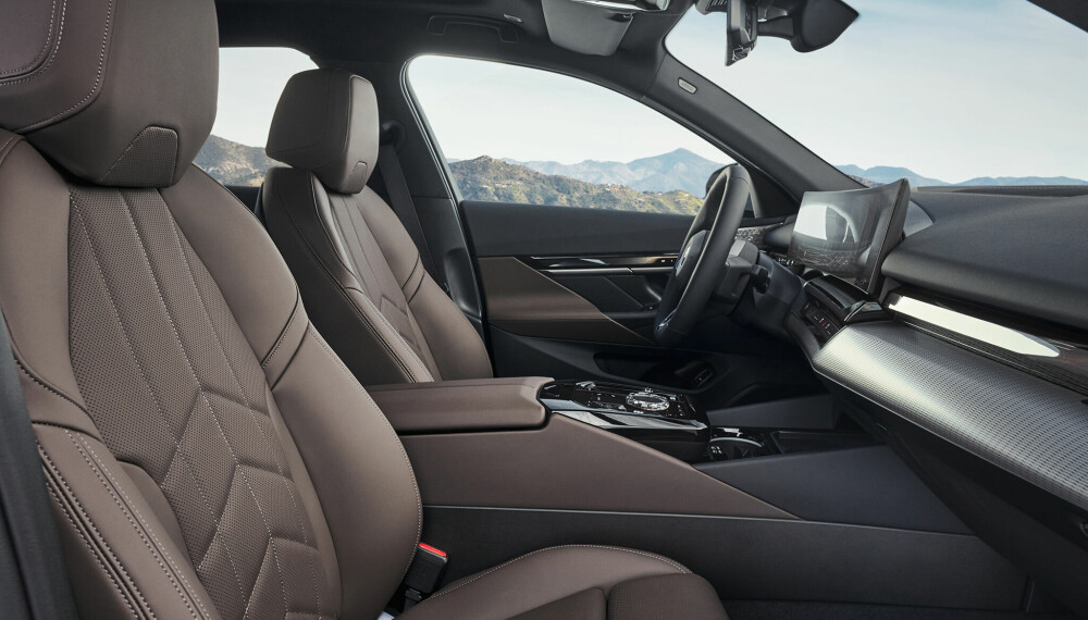 Vegansk: Nye 5-serie er BMWs første modell som har et helt vegansk interiør som standard. Dette inkluderer overflatene på setene, dashbordet og dørpanelene, samt rattet. På menyen over ekstrautstyr finner du imidlertid interiør i Merino helskinn.