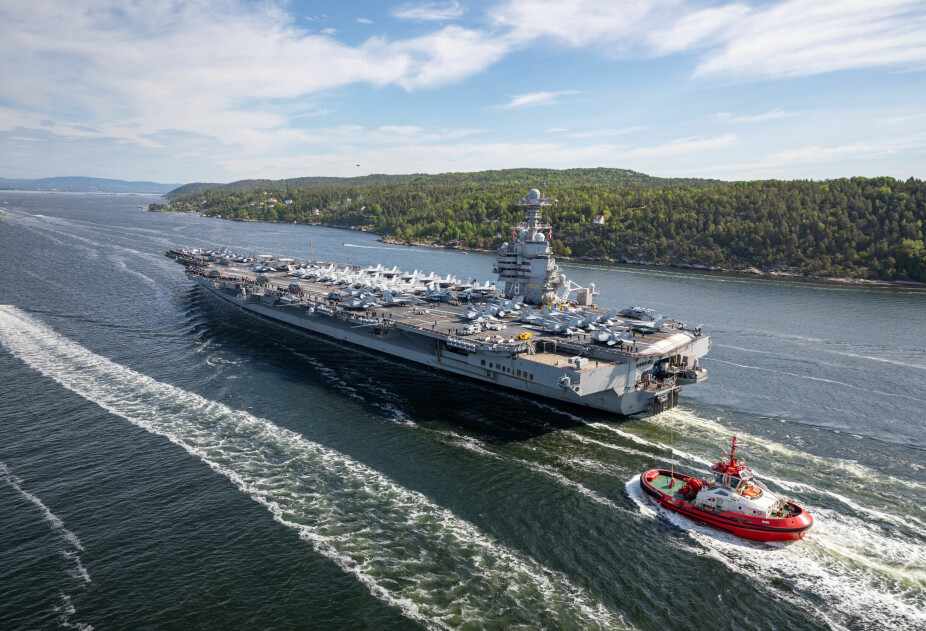 VERDENS STØRSTE: Hangarskipet USS Gerald R. Ford er verdens største krigsskip. Nå kommer det til Norge, nærmere bestemt Oslo. På bildet er det på vei inn Oslofjorden.