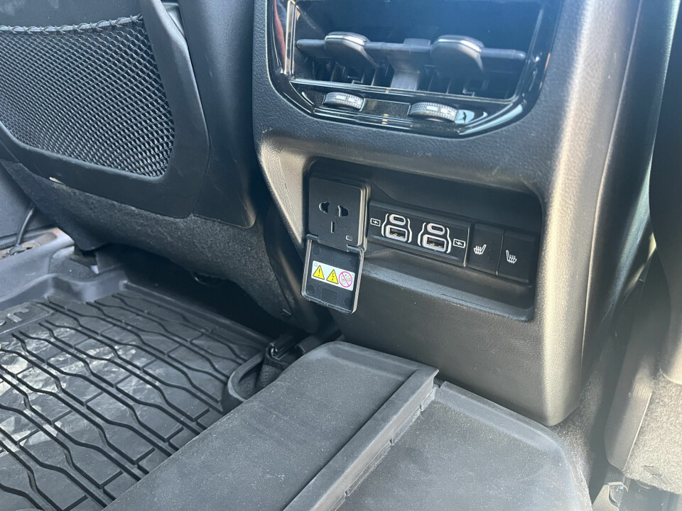 KONTAKTER: Plenty av kontakter både foran og bak.