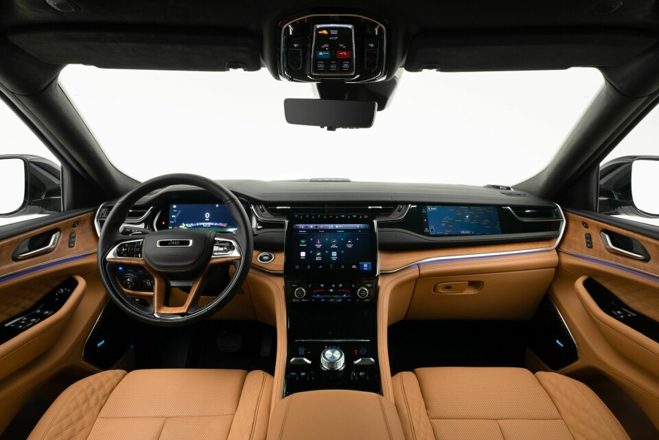 SUMMIT: Toppmodellen Summit kommer med full skinninteriør,  treverkelementer i valnøtt og egen berøringsskjerm foran passasjersetet.