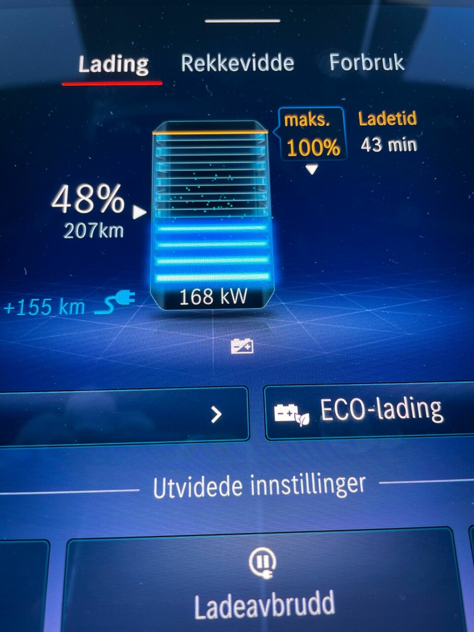 VIRKELIG RASK: Hurtiglading er ikke bare et fint ord når det kommer til denne bilen. Selv i kjølig vær og rundt halvfullt batteri gulper den i seg nesten 170 kW.