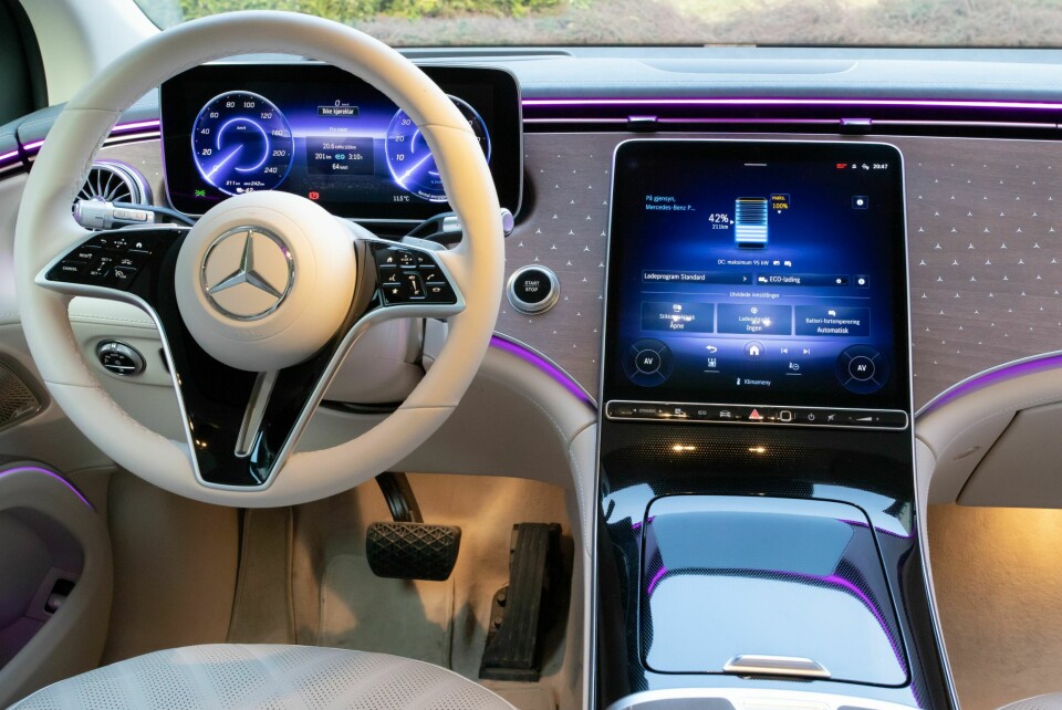 SKJERMBASERT: Med så mange innstillingsmuligheter er knapper og brytere uaktuelt. Relativt god betjeningslogikk gjør at hovedfunksjonene er lett tilgjengelig. Men en del ting bør stilles inn når bilen står i ro.